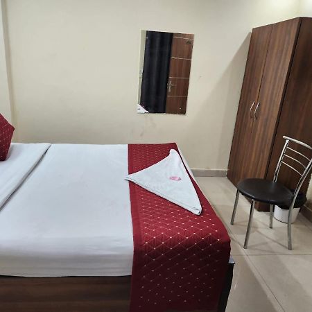 Hotel Cozy Cave Ню Делхи Екстериор снимка