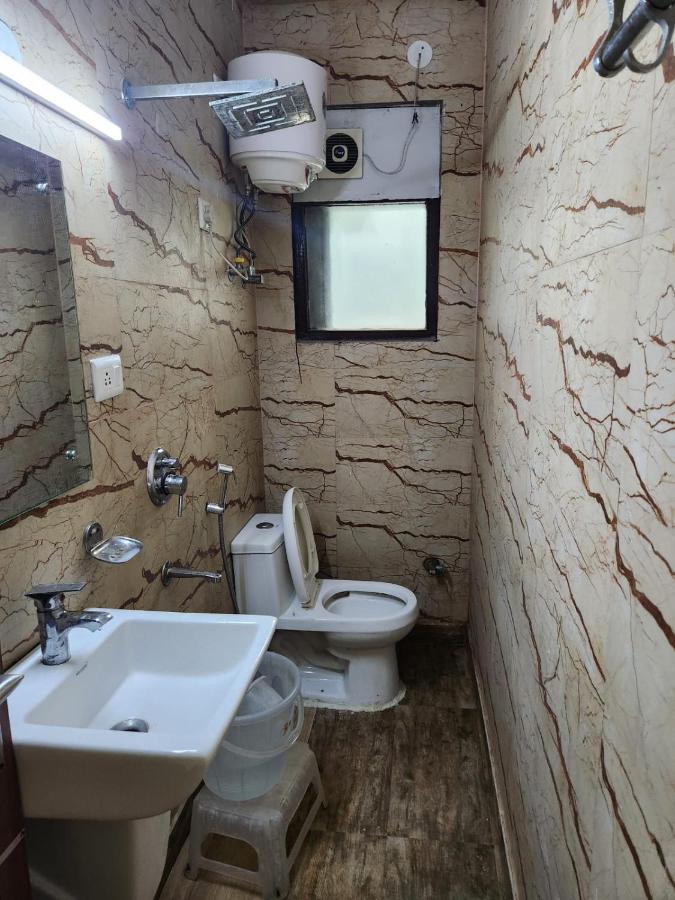 Hotel Cozy Cave Ню Делхи Екстериор снимка