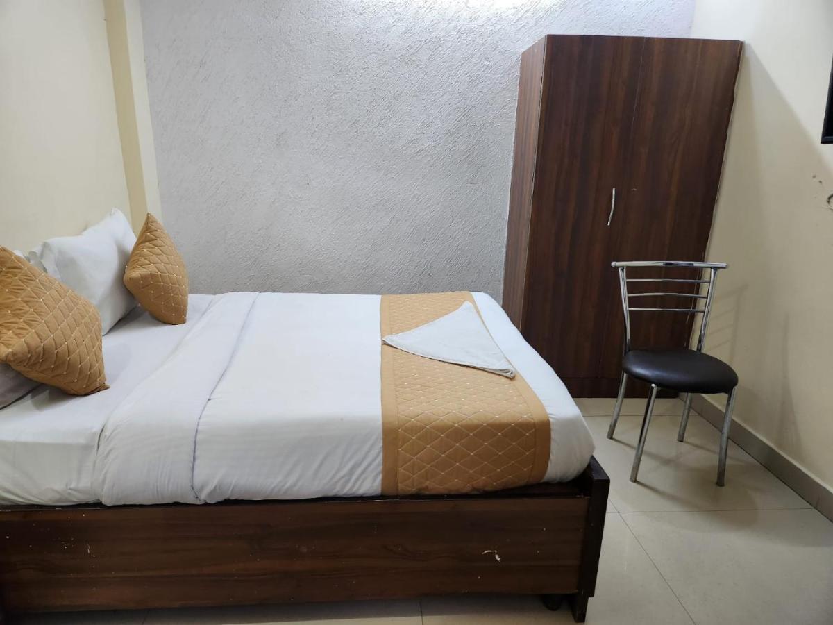 Hotel Cozy Cave Ню Делхи Екстериор снимка
