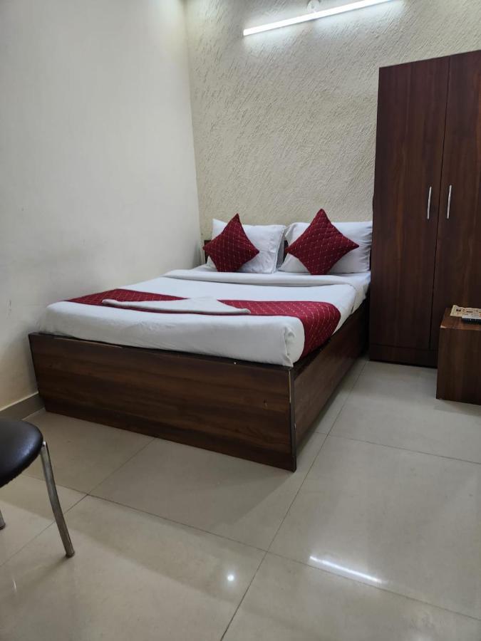 Hotel Cozy Cave Ню Делхи Екстериор снимка