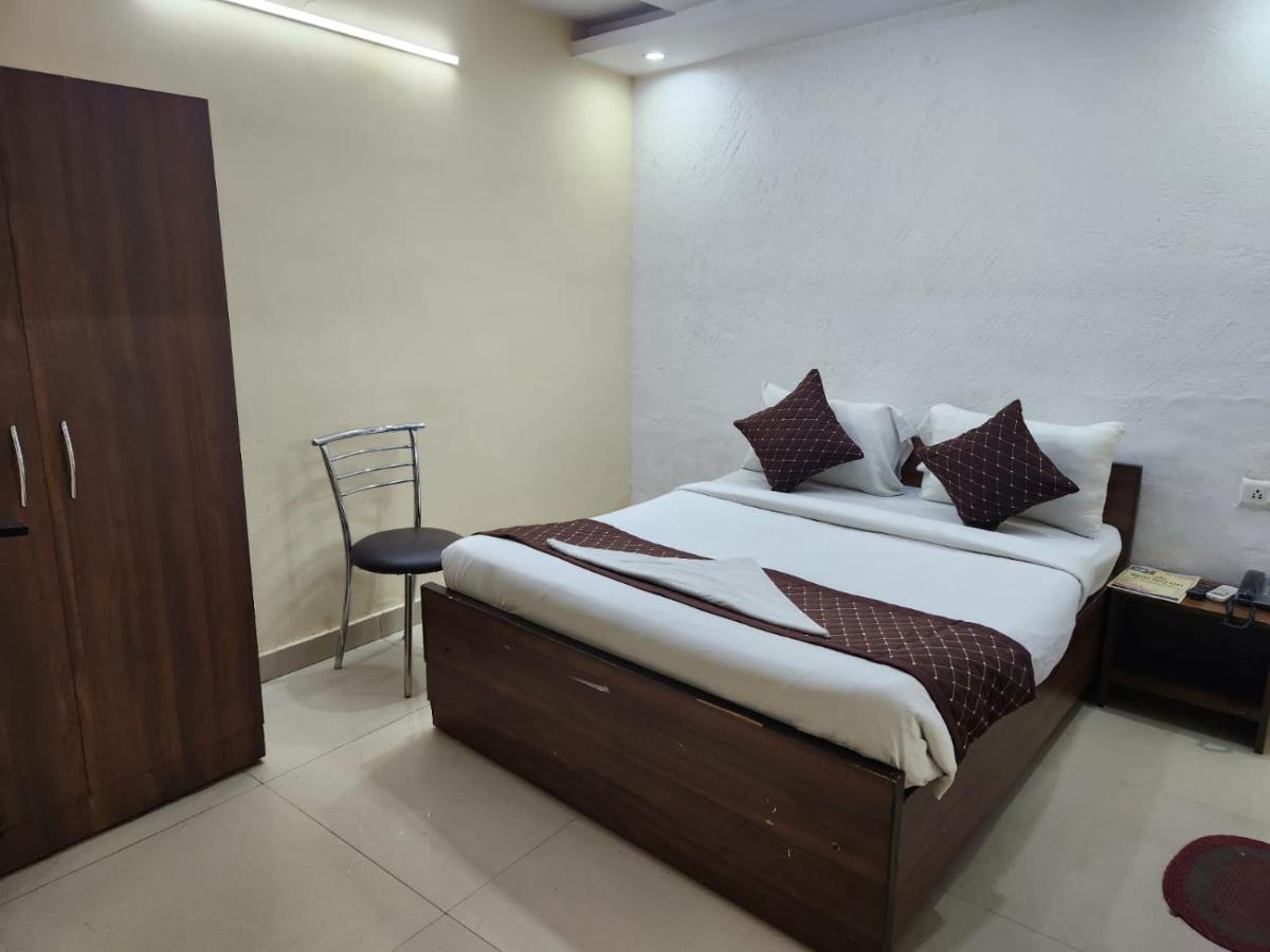 Hotel Cozy Cave Ню Делхи Екстериор снимка