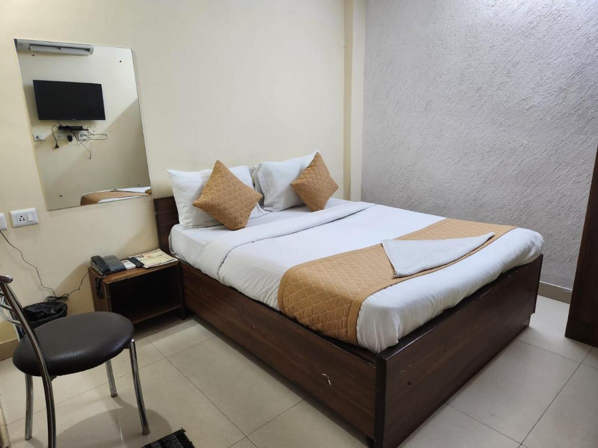 Hotel Cozy Cave Ню Делхи Екстериор снимка