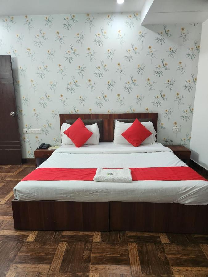 Hotel Cozy Cave Ню Делхи Екстериор снимка